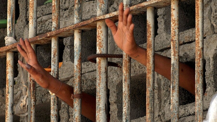 Eine Frau streckt ihre Hände durch die Gitterstäbe eines brasilianischen Frauengefängnisses / © Wolfgang Radtke (KNA)