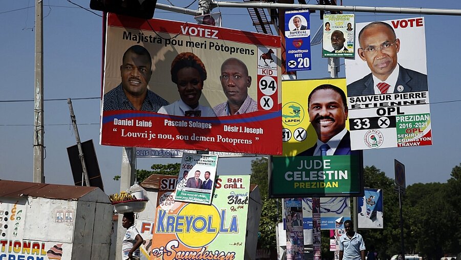 Wahlplakate in Haiti / © Orlando Barria (dpa)
