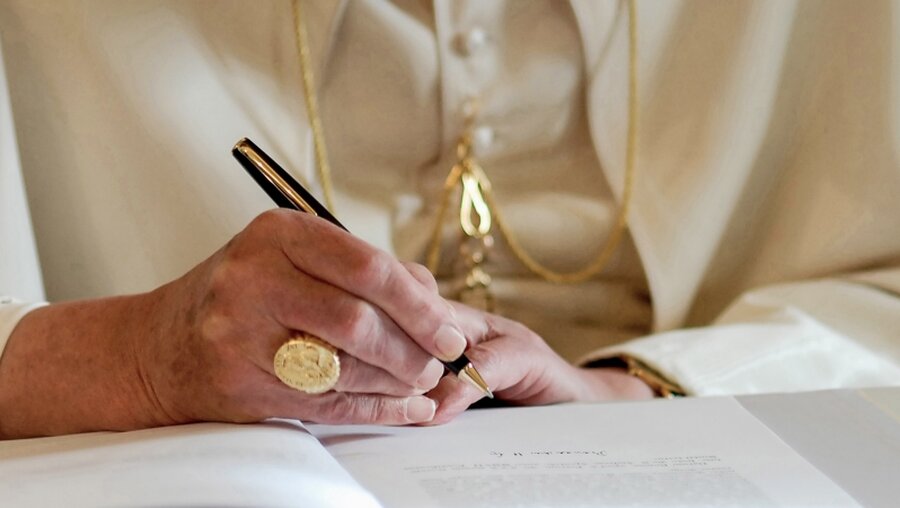 Hand von Papst Benedikt XVI. / © Romano Siciliani (KNA)
