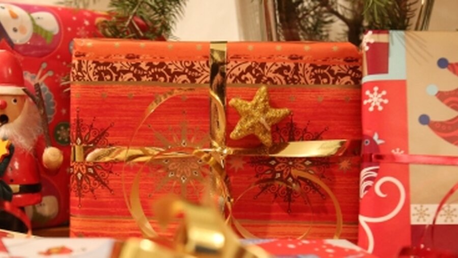 Ungeliebte Weihnachtsgeschenke werden für die Benefizaktion gesammelt (dpa)