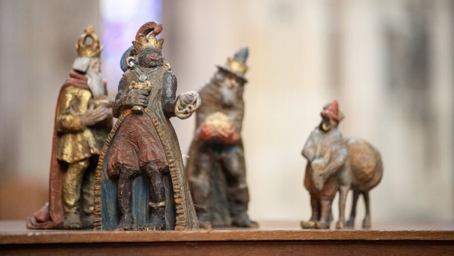 Umstrittene Krippenfiguren kommen ins Museum: Heilige Drei Könige aus dem Ulmer Münster (!) / © Sebastian Gollnow (dpa)