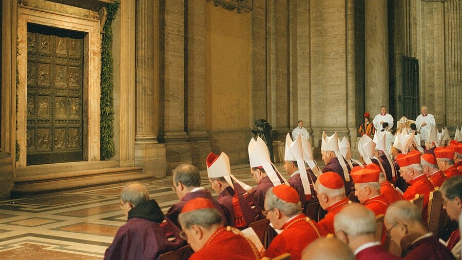 Heilige Pforte am 19. November 1998, als das Heilige Jahr 2000 ausgerufen wurde (KNA)