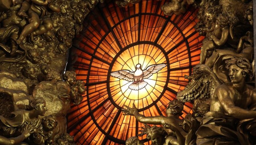 Heiliger Geist: Ein Glasfenster mit der Darstellung des Heiligen Geistes als Taube / © Stefano Dal Pozzolo/Romano Siciliani (KNA)