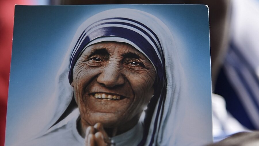 Gläubige mit Bild von Mutter Teresa / © Cristian Gennari (KNA)