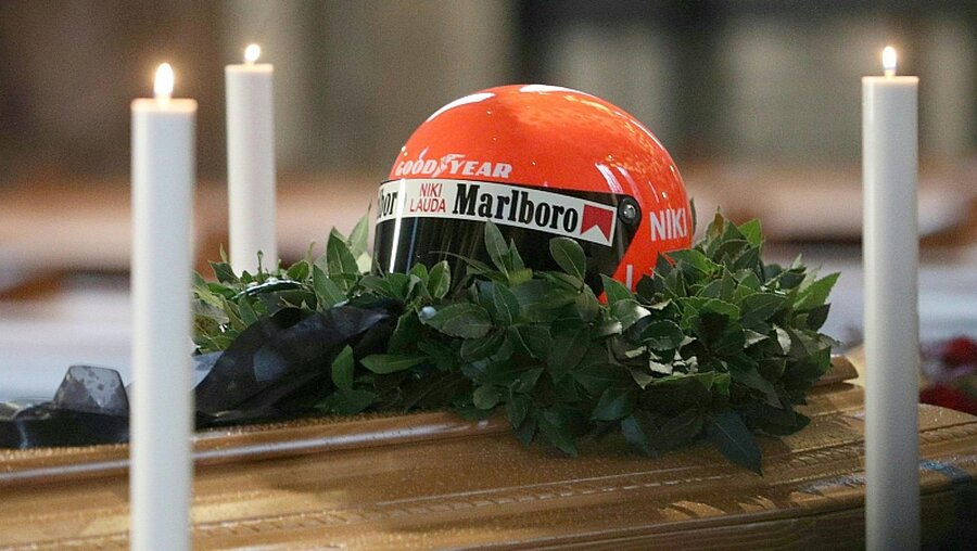 Helm auf dem Sarg von Niki Lauda im Wiener Stephansdom  / © Georg Hochmuth (dpa)
