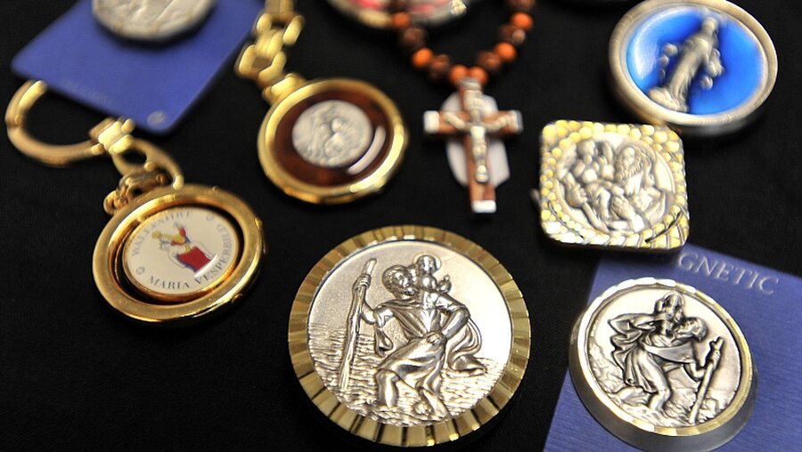Verschiedene Medaillions mit dem Abbild des Heiligen Christophorus / © Katharina Ebel (KNA)