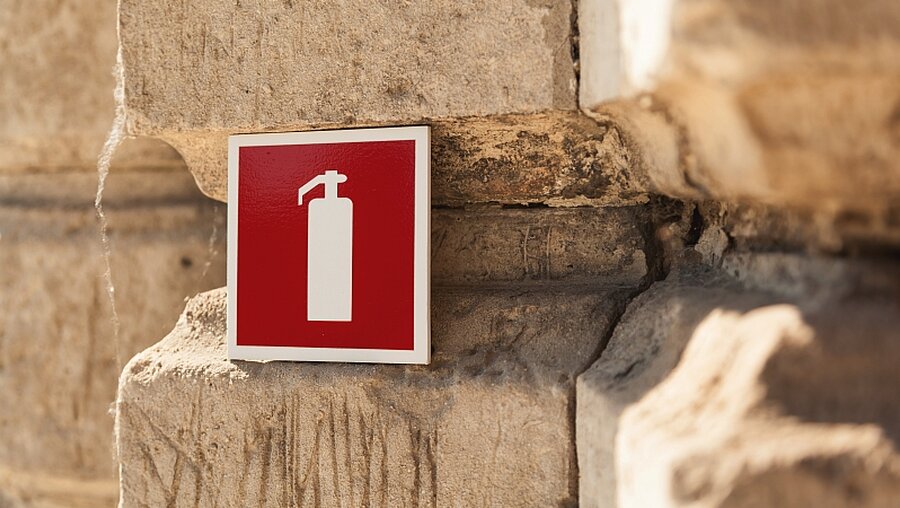 Hinweis auf Feuerlöscher in einer Kirche / © popovphoto (shutterstock)