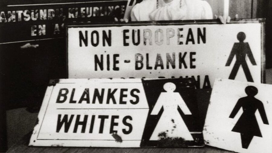 Hinweisschilder mit der Aufschrift "Whites" und "Blacks" auf Englisch und Afrikaans aus einer öffentlichen Einrichtung in Johannesburg / © KNA-Bild (KNA)