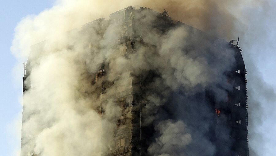 London: Ein 27-stöckiges Hochhaus brennt  / © Matt Dunham (dpa)