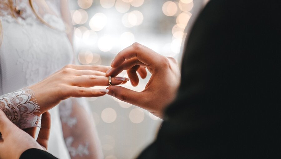 Statt den Ehering an den Finger zu schieben, wird die Hochzeit geschoben. / © KirylV (shutterstock)
