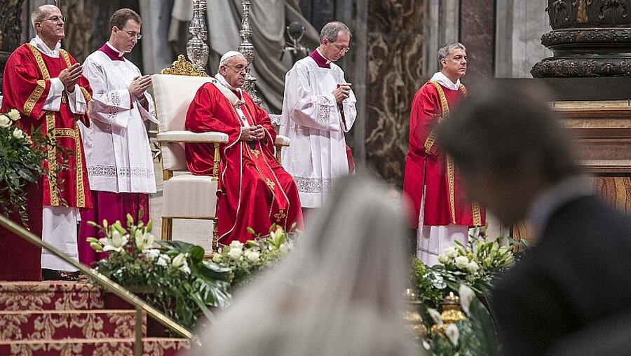 Papst Franziskus traut Ehepaare im Petersdom (2014) / © Romano Siciliani (KNA)