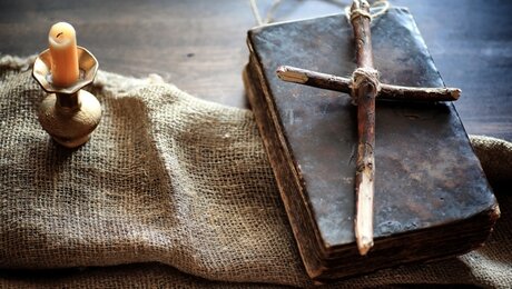 Holzkreuz auf einer alten Bibel / © alexkich (shutterstock)