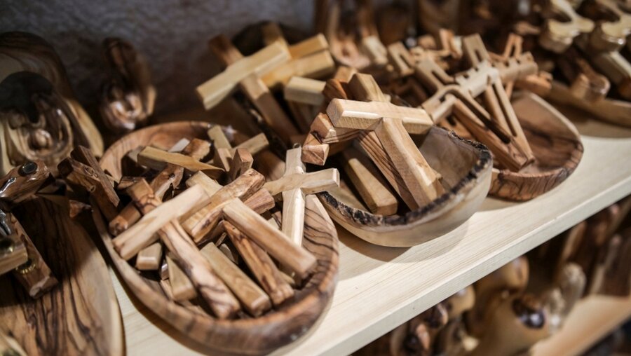 Holzkreuze im Shop des Benediktinerklosters Tabgha / © Corinna Kern (KNA)