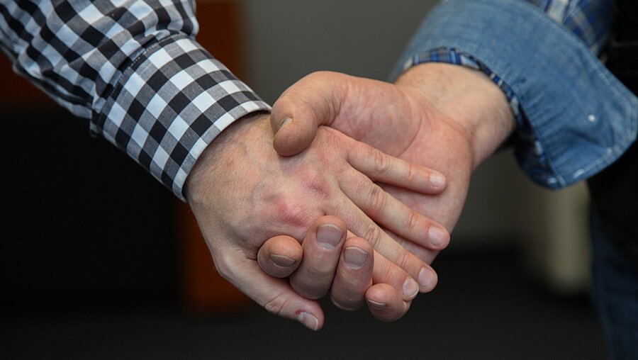 Zwei homosexuelle Männer halten sich an den Händen (KNA)