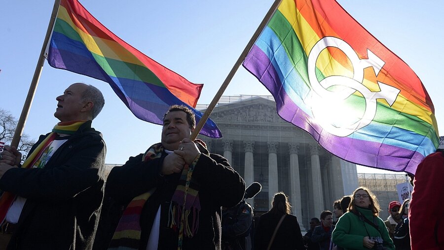 Befürworter der gleichgeschlechtlichen Ehe am 27.3.13 mit Regenbogenfahnen vor dem Supreme Court in Washington D.C. (dpa)