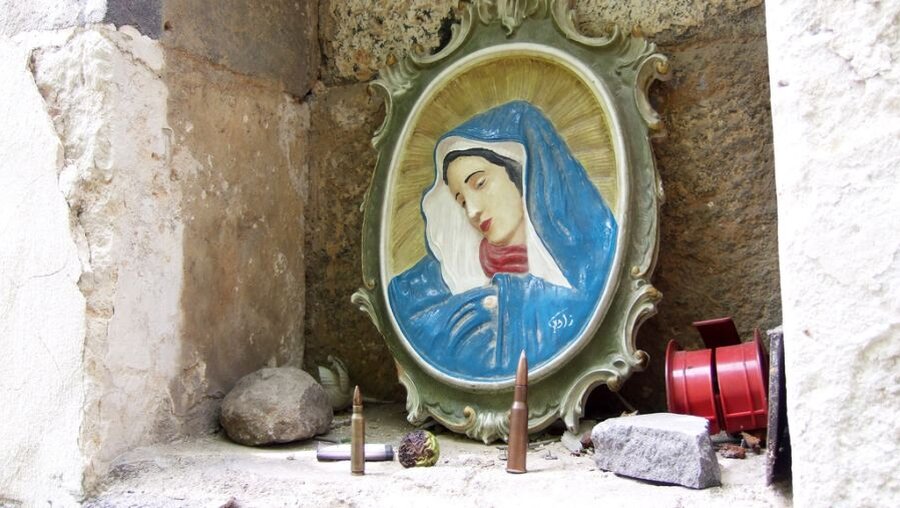 Gesammelte Geschosse vor Marienbild in Syrien (KNA)
