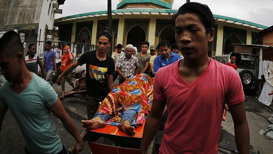 Angehörige trauern um mutmaßlichen Drogendealer, der vom Militär in Davao getötet wurde / © Francis R. Malasig (dpa)