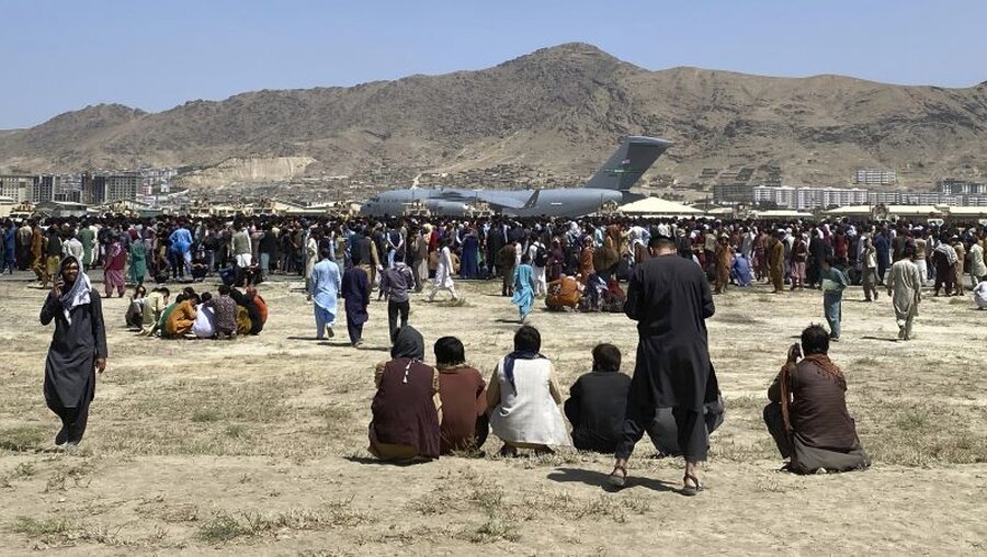 Hunderte von Menschen am Flughafen von Kabul / © AP (dpa)