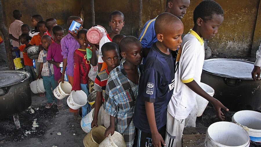 Hungerkrise in Somalia: Ausgabe von Nahrungsmitteln / © Farah Abdi Warsameh (dpa)