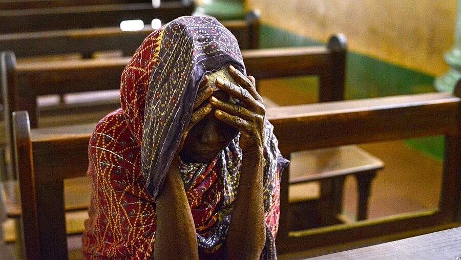 Eine alte Frau betet in einer Kirche im Südsudan / © Miguel Juarez Lugo (dpa)
