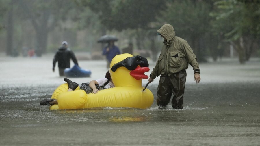Menschen in Houston verwenden Schlauchboote zur Rettung / © Charlie Riedel (dpa)