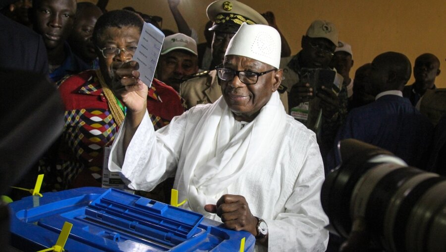  Ibrahim Boubacar Keita, Präsident von Mali, gibt seine Stimme ab / © Nicolas Remene / Le Pictorium (dpa)