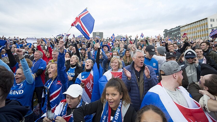 Island-Fans beim Public Viewing / © EPA/EYTHOR ARNASON (dpa)