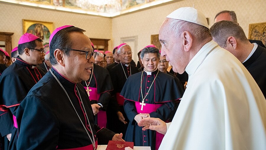 Ignatius Suharyo Hardjoatmodj und Papst Franziskus / © Vatican Media (KNA)