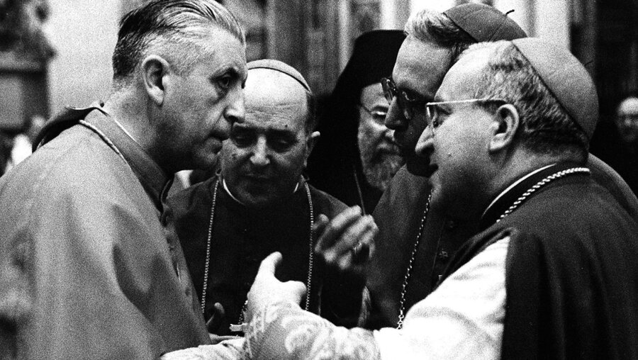 Kardinal Leo Suenens (l.) während des Zweiten Vatikanischen Konzils / © Ernst Herb (KNA)