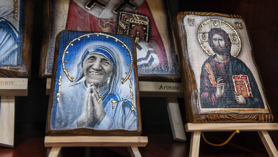 Ikone von Mutter Teresa (l.) neben anderen Ikonen im Mutter-Teresa-Gedenkhaus in Skopje / © Harald Oppitz (KNA)