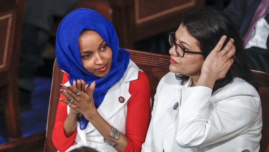 Ilhan Omar (l) und Rashida Tlaib, Abgeordnete der Demokraten im US-Repräsentantenhaus / © J. Scott Applewhite (dpa)