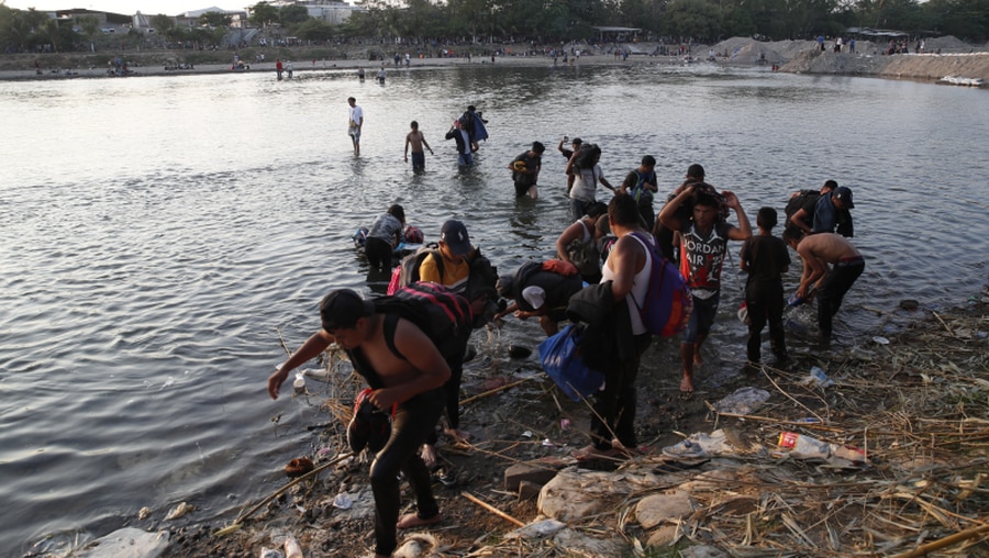 Illegale Einwanderung über den Fluss Río Suchiate / © Moises Castillo (dpa)