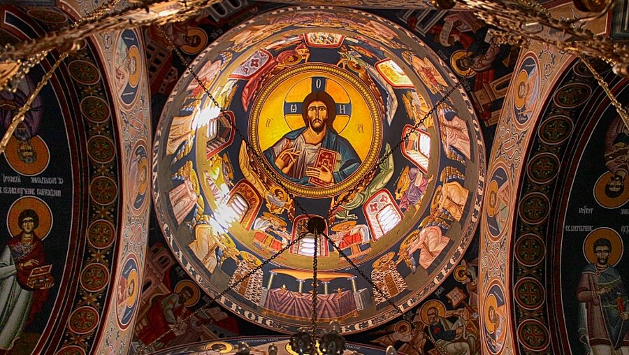Im Innern einer serbisch-orthodoxen Kirche / © Tijana photography (shutterstock)