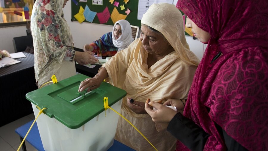 Im Wahllokal in Islamabad / © B.K. Bangash (dpa)