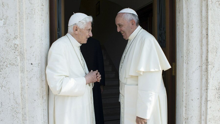 Der emeritierte Papst Benedikt XVI. besucht Papst Franziskus im Jahr 2015 / © Osservatore Romano/Romano Siciliani (KNA)