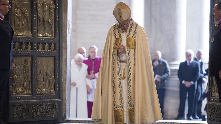 Eröffnung des Heiligen Jahres der Barmherzigkeit durch Papst Franziskus am 8. Dezember 2015 im Vatikan / © Osservatore Romano (KNA)