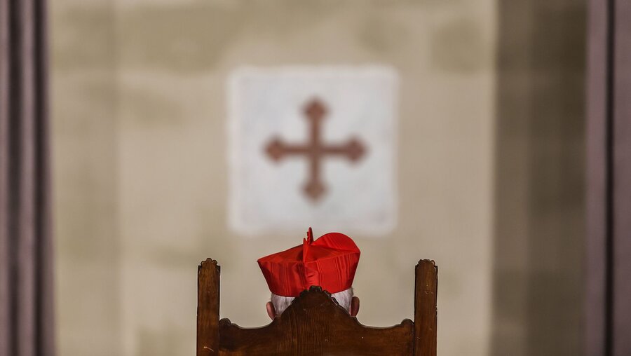 Ein Kardinal mit rotem Birett / © Cristian Gennari/Romano Siciliani (KNA)