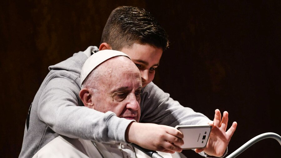 Ein Selfie mit Papst Franziskus / © Cristian Gennari/Romano Siciliani (KNA)