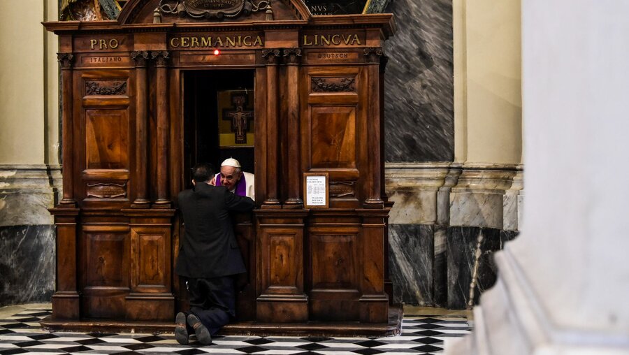 Papst Franziskus nimmt Beichte ab / © Cristian Gennari/Romano Siciliani (KNA)