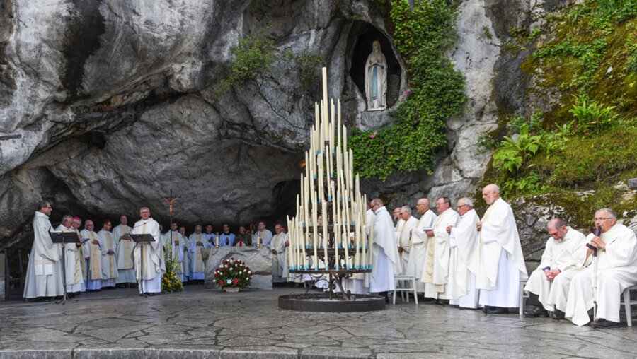 Gottesdienst an der Mariengrotte in Lourdes  / © Dana Kim Hansen (KNA)