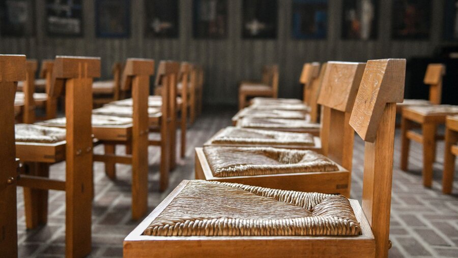 Stühle in einer Kirche / © Julia Steinbrecht (KNA)