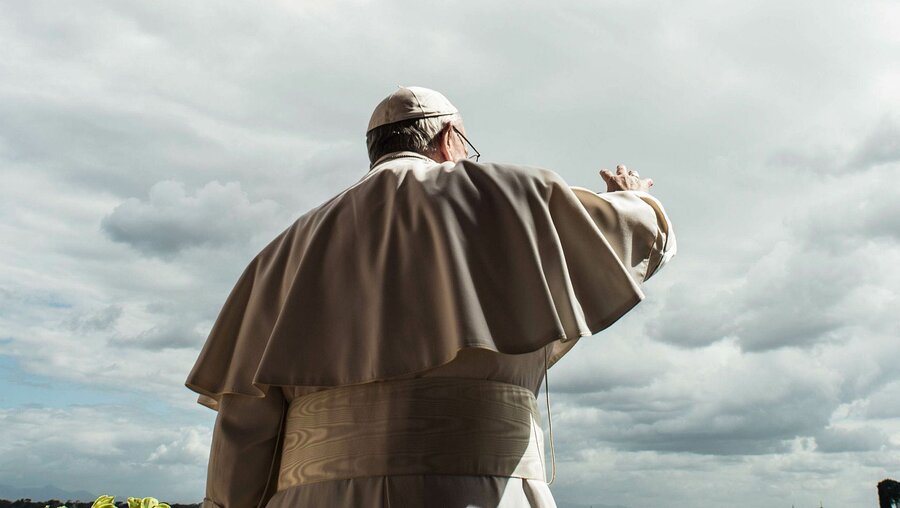Rückansicht von Papst Franziskus beim "Urbi et orbi" (Archiv) / © Vatican Media/Romano Siciliani (KNA)