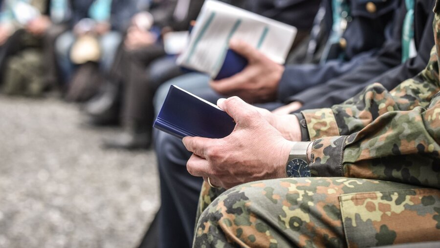  Soldat mit Gotteslob in der Hand
 / © Julia Steinbrecht (KNA)