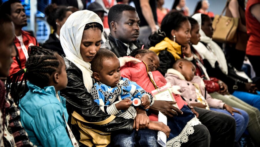Geflüchtete aus Äthiopien sitzen am Flughafen / © Cristian Gennari/Romano Siciliani (KNA)