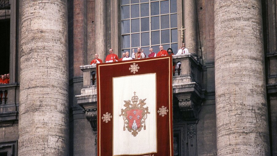 Papst Johannes Paul I. grüßt nach seiner Wahl am 26. August 1978 vom Balkon des Apostolischen Palastes (KNA)