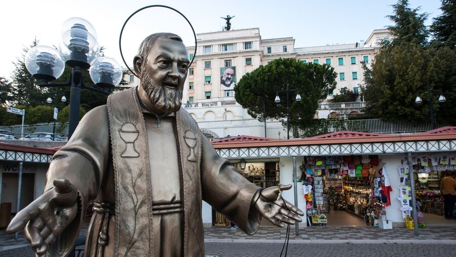 Eine große bronzene Statue von Pater Pio in seiner Heimatstadt San Giovanni Rotondo / © Antonino Condorelli (KNA)