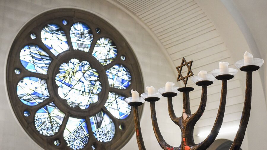 Rundes Fenster und ein siebenarmiger Leuchter mit Davidstern in der Synagoge der Synagogen-Gemeinde Köln am 3. März 2019 / © Julia Steinbrecht (KNA)
