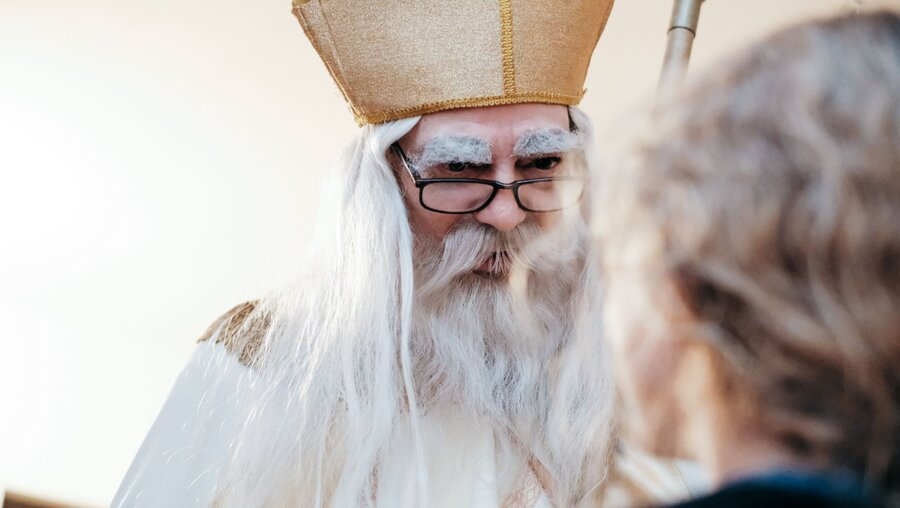Ein als Heiliger Nikolaus verkleideter Mann / © Wolfgang Lehner (KNA)