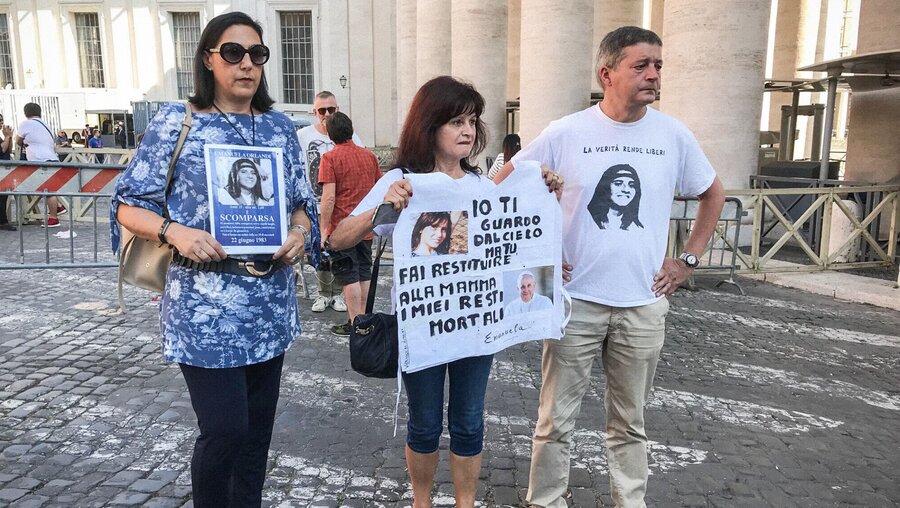 Demonstranten machen im Jahr 2019 auf das Verschwinden von Emanuela Orlandi vor dem Vatikan aufmerksam 
 / © Burkhard Jürgens (KNA)