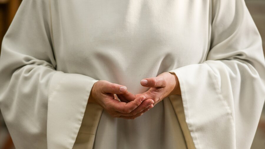 Symbolbild Eine Frau in weißem, liturgischem Gewand / © Harald Oppitz (KNA)